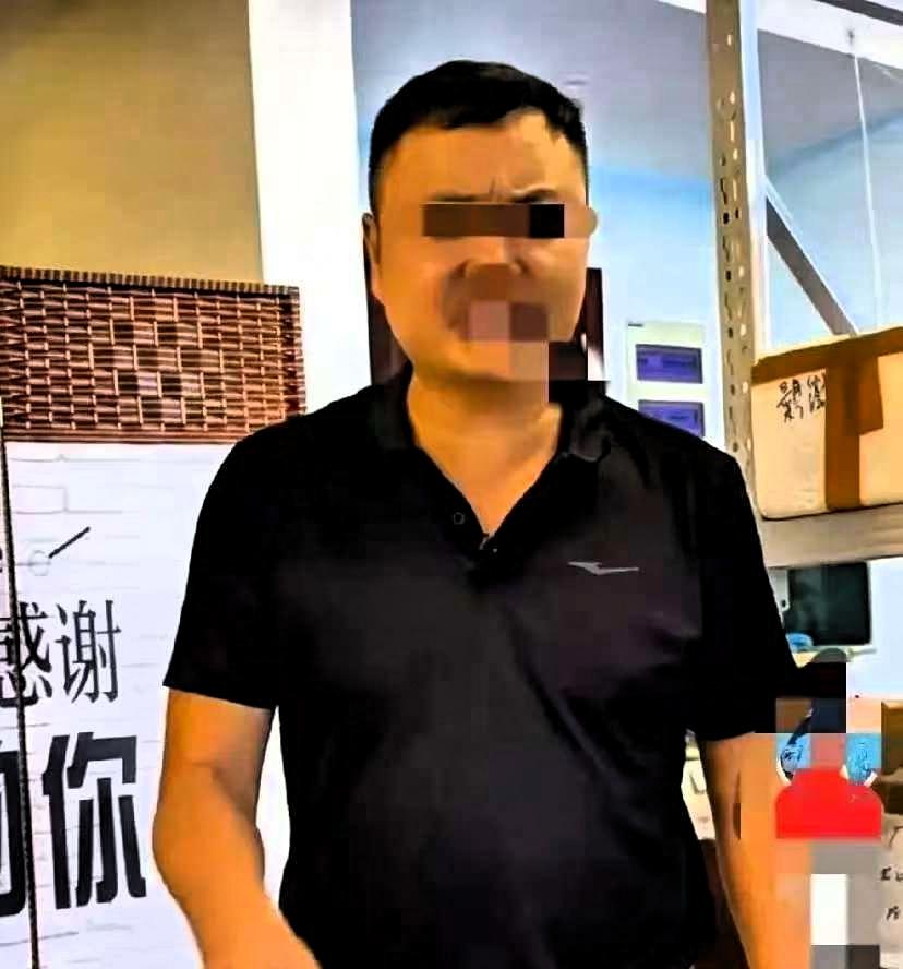 脸都不要了，云南昆明一对夫妻闹离婚，看懵了民政局里一群吃瓜群众。丈夫月薪一万多，