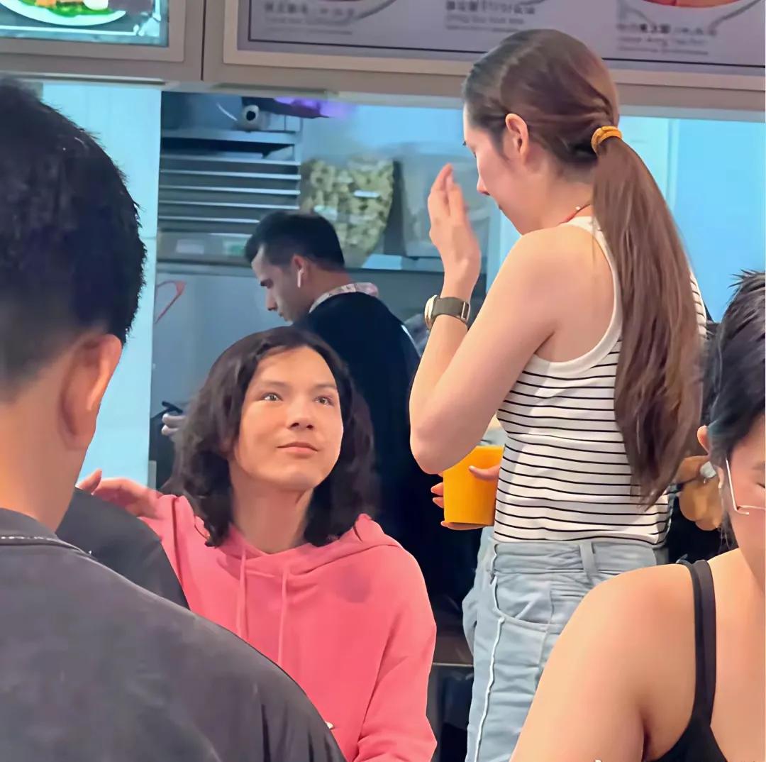 一张图片足以证明向佐对郭碧婷的爱。向佐眼神温柔专注仰头凝视郭碧婷，爱意盈盈，细节