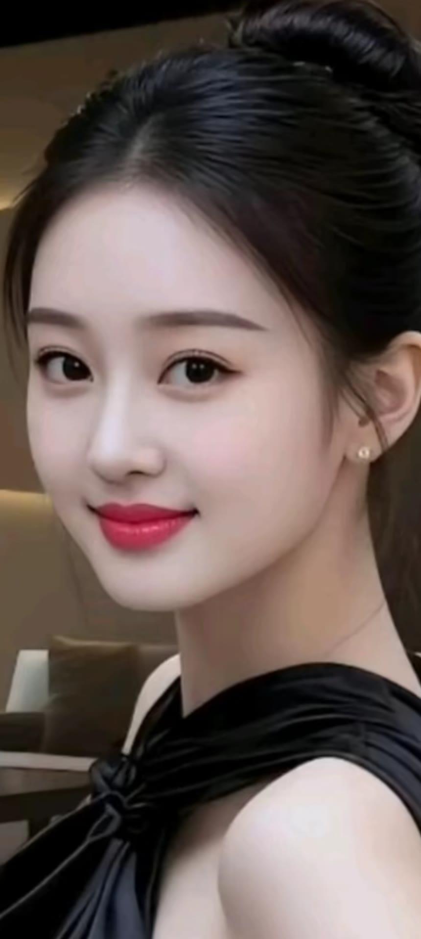 优雅黑裙，精致妆容，气质满分！