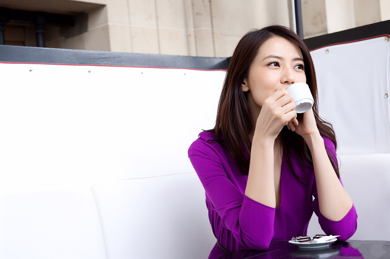 身着紫色长裙的