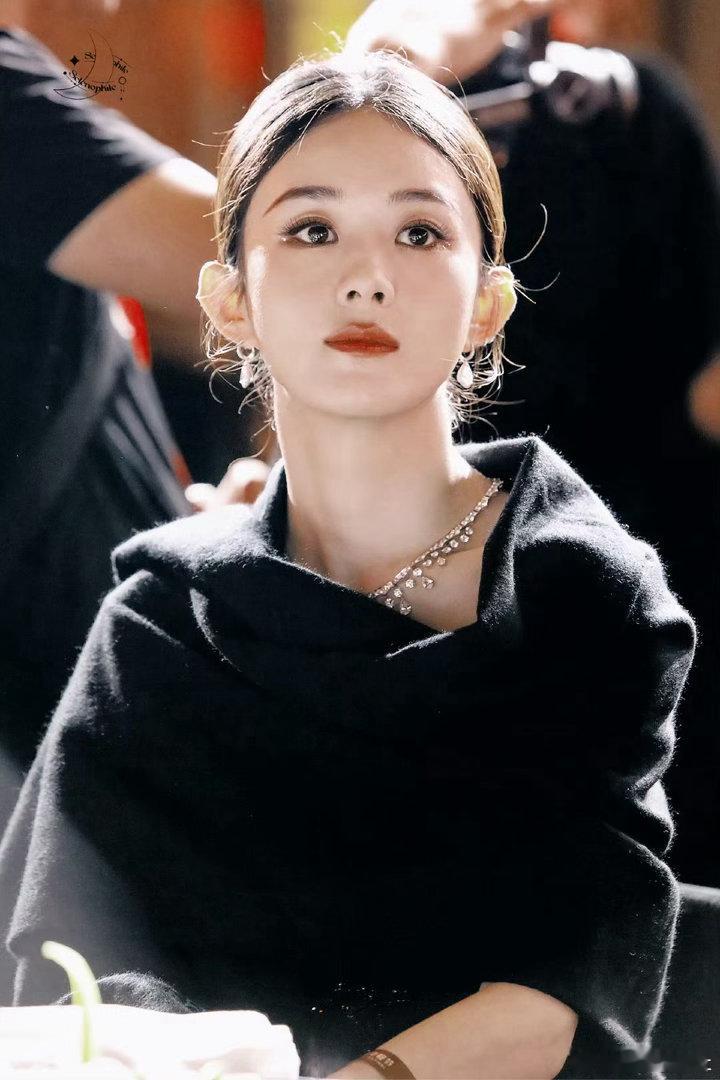 是努力大方美丽的赵丽颖，一步一个脚印，很踏实～ ​​​