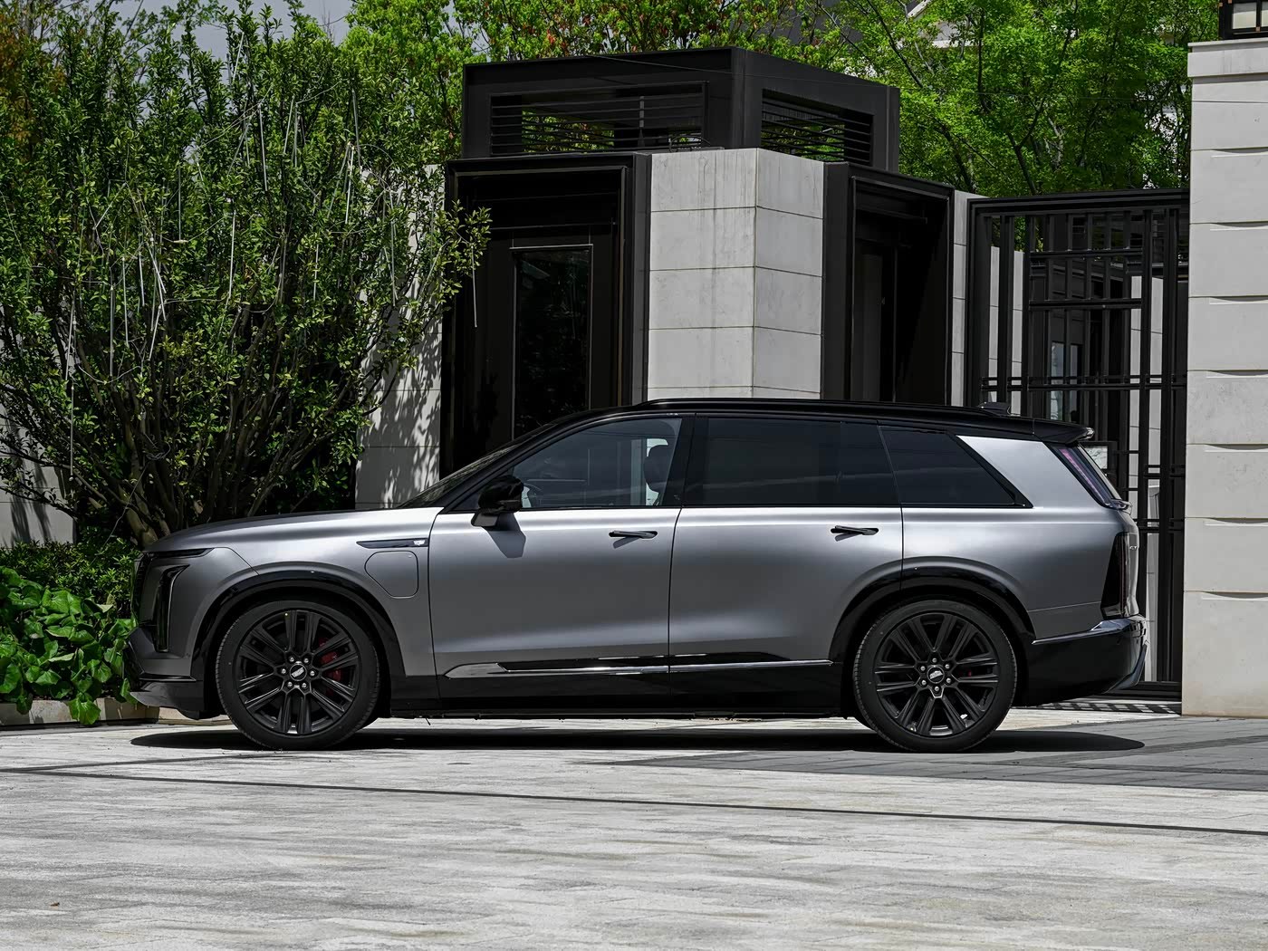 新车 凯迪拉克凯威德，确实名字和样子都很像凯雷德，非常漂亮，比国产车好看不少，但