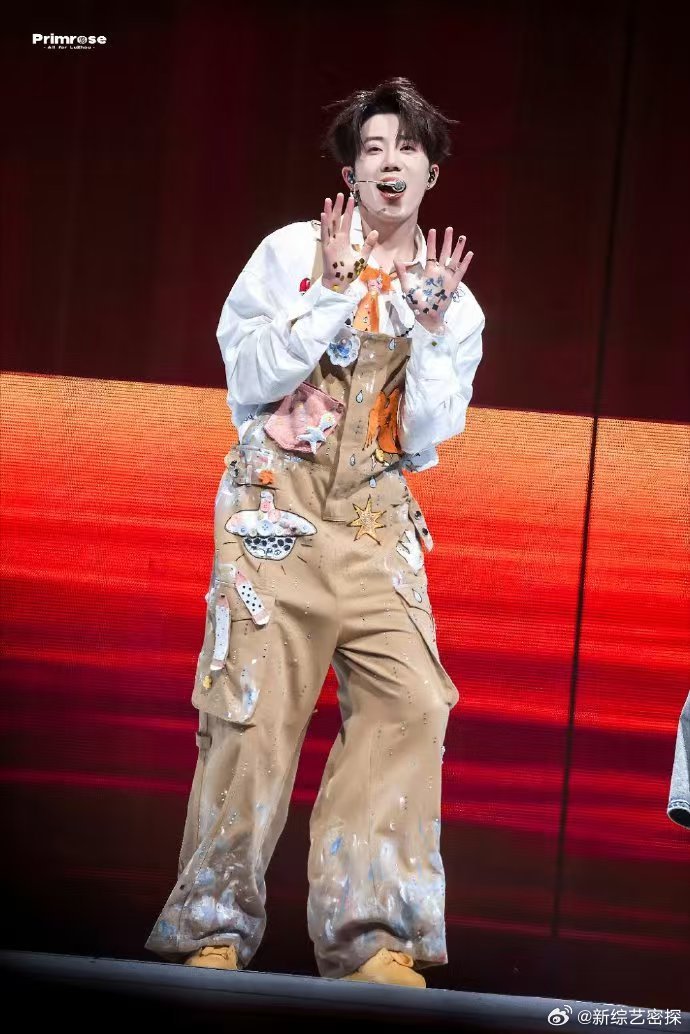 鹭卓演唱会上座率 全景镜头下全是密集的观众，鹭卓本场演出上座率再创新高。舞台火力