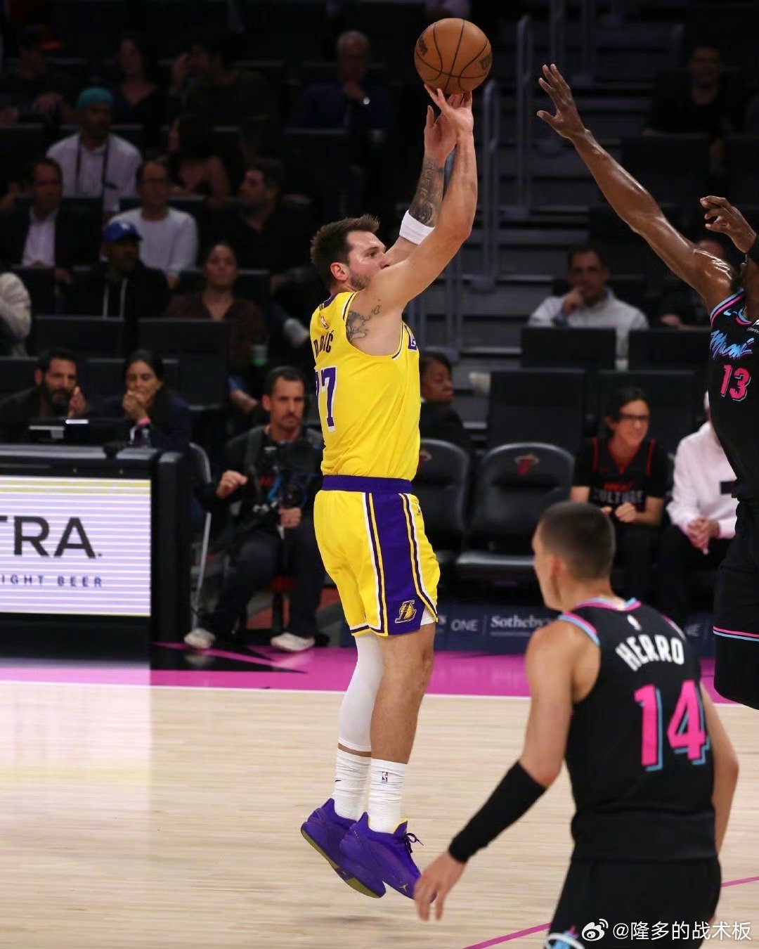 东契奇正式超越丹吉洛-拉塞尔，湖人队史单赛季三分总数第一！本场命中9记三分，三分