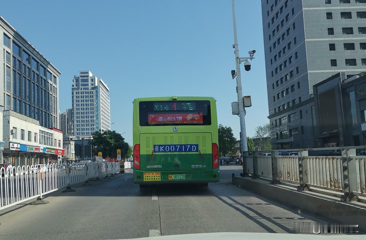 这条路非常有拓宽的必要！
榆次中都路作为城市主干道，经过历次整修，路况各段不一，