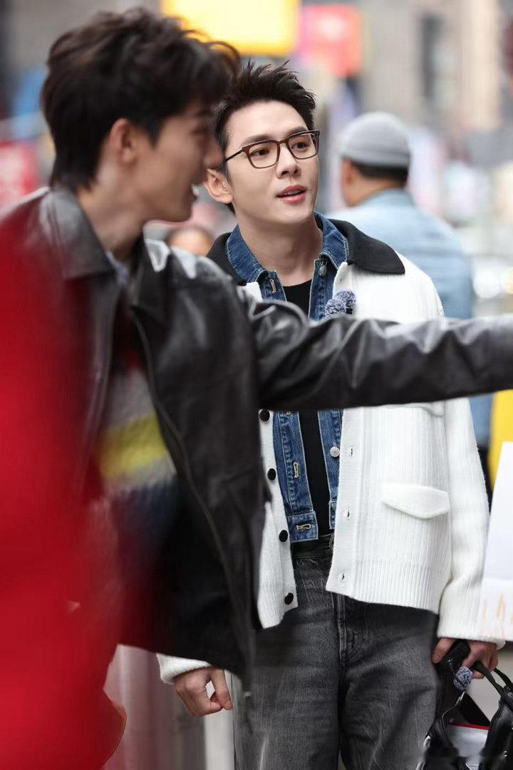 比说明书更好用的是李佳琦连甲方都被李佳琦专业到了合伙人 李佳琦在节目里介绍香水，