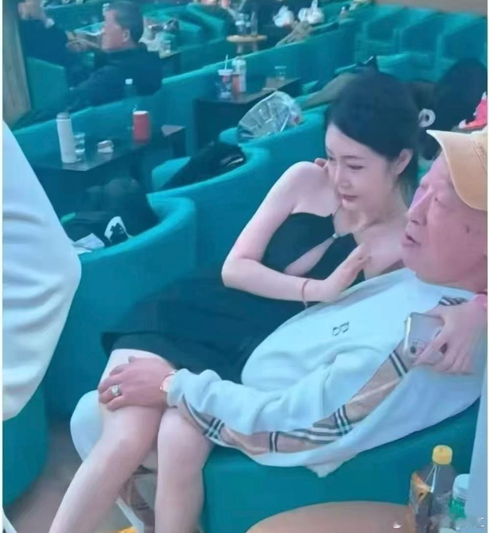 退休工资高，退休生活安排的好，否则花不了，夕阳高照，大哥乐逍遥…． 