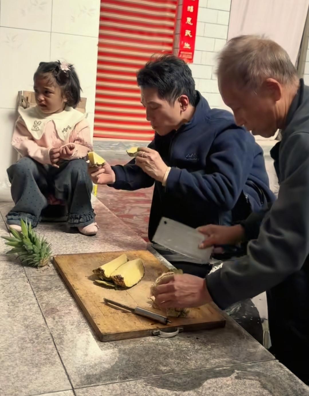 现在全网最糟心的男就是安娜爸超群了吧！
不是因为安娜还没上幼儿园也不是因为直播没