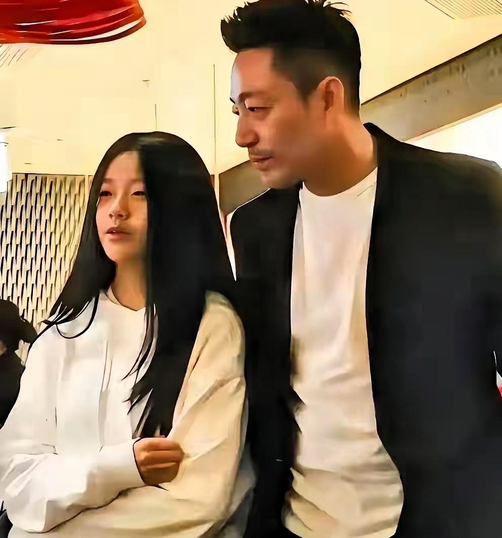 小菲对女儿的爱很特别，女孩子，要特别小心，所以，他对儿子要求就特别严格。毕竟，男