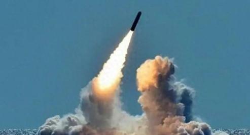 美国反华派认为，中国现政府跟清政府差不多，专制腐败，中国的所谓辉煌都是吹出来，中