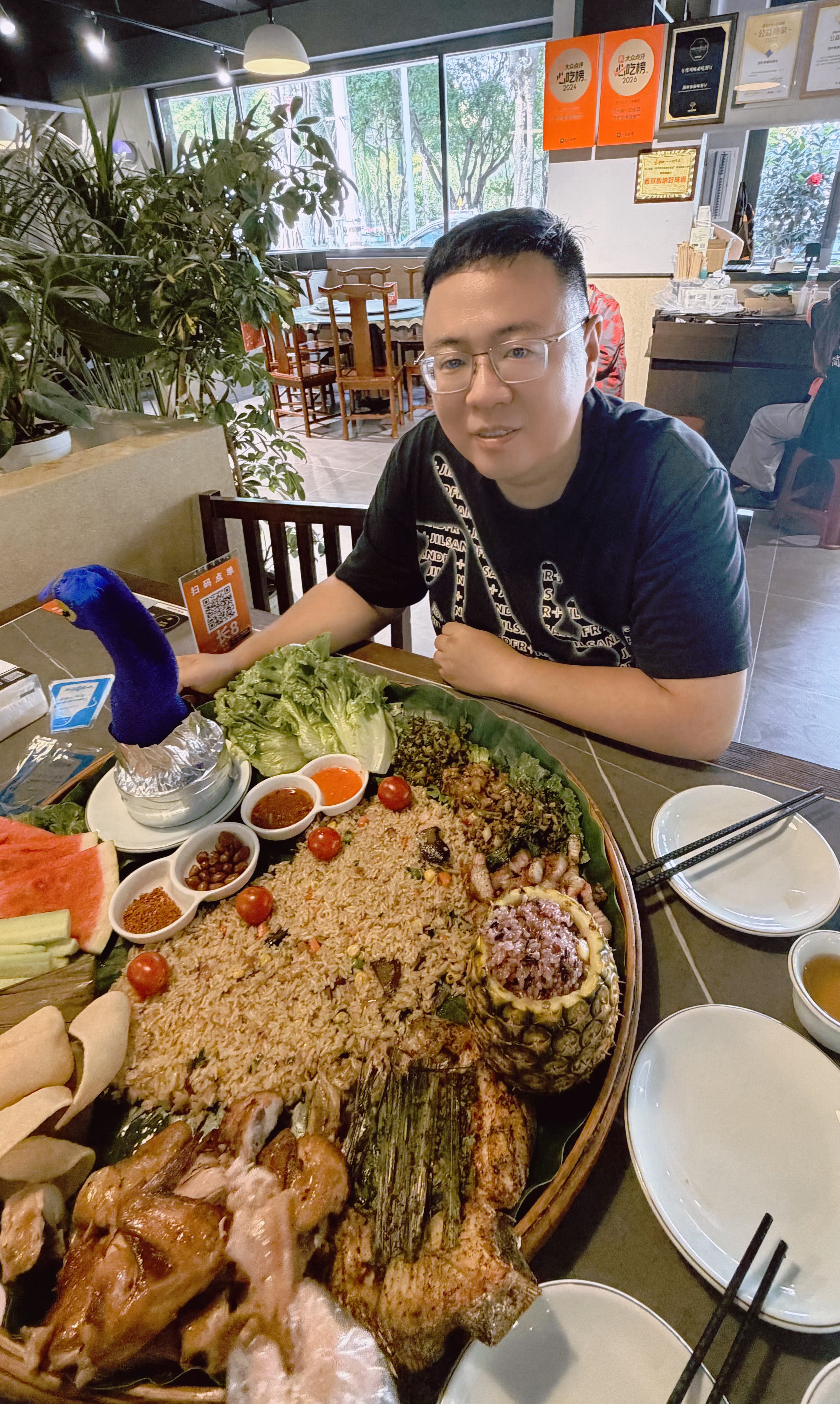 过生日人又不多，还想当地特色，在版纳也就是傣族孔雀宴和佤族牛头宴了。这几年来版纳