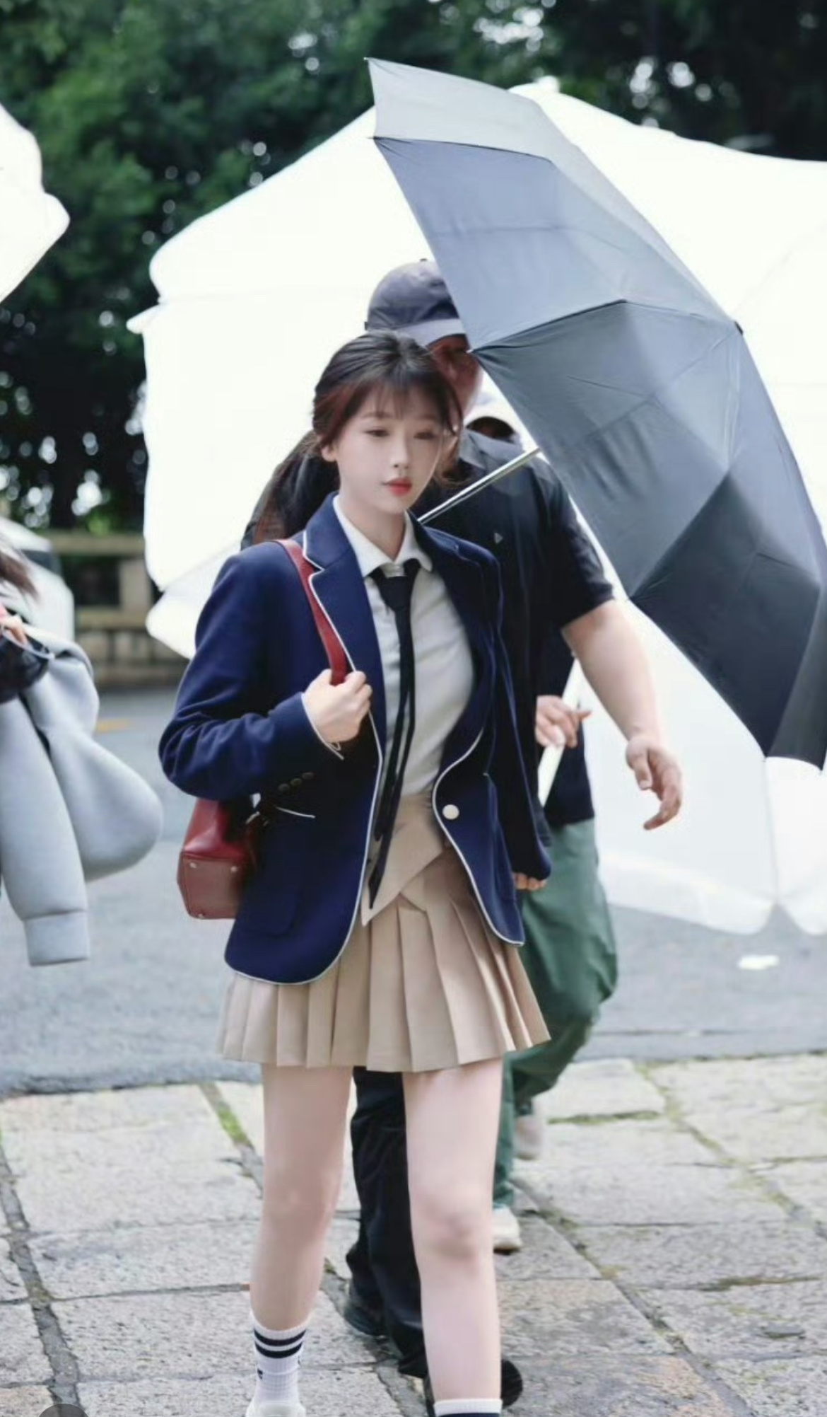 虞书欣《嘘国王在冬眠》学生装路透很青春的感觉，颜值很扛打 ​​​