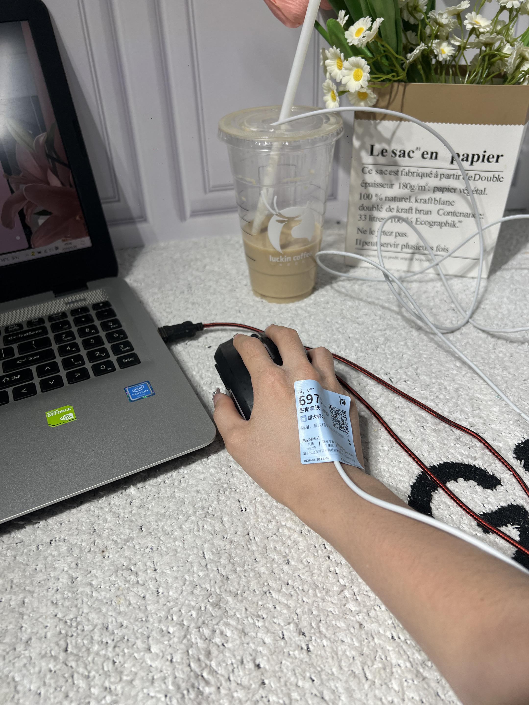 冷的咖啡，我安静着一再续杯