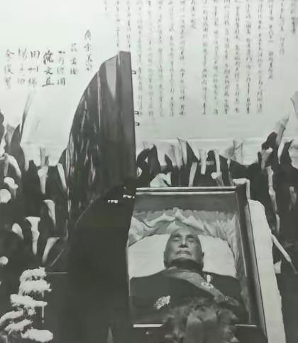 蒋介石去世时，宋美龄为了保全遗体完整，拒绝摘除内脏做永久防腐。这直接导致贴身副官