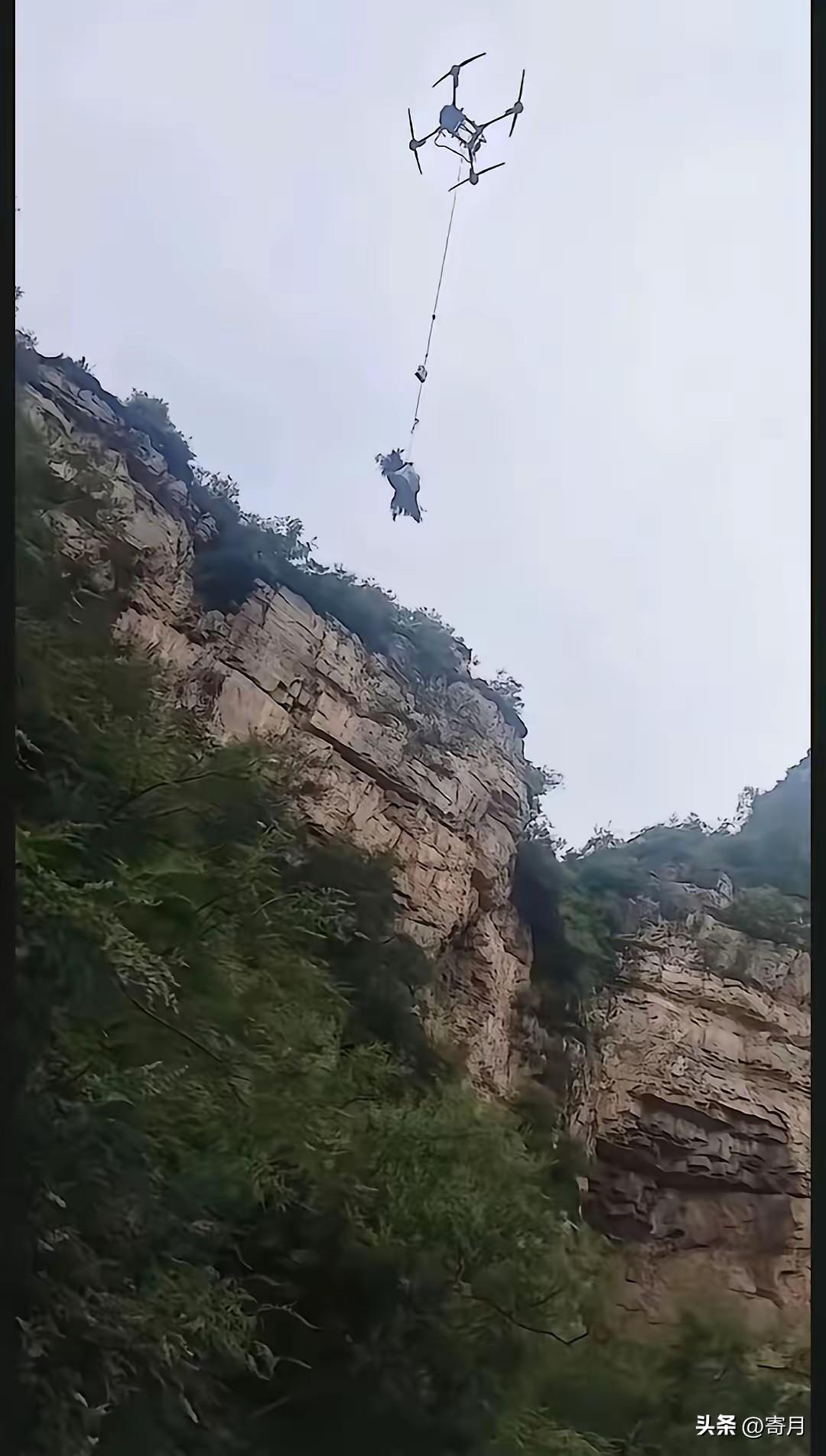 程梦圆找到了。
地点在张良垴悬崖底部。
二十二岁定向师范应届生，还没来得及站上属