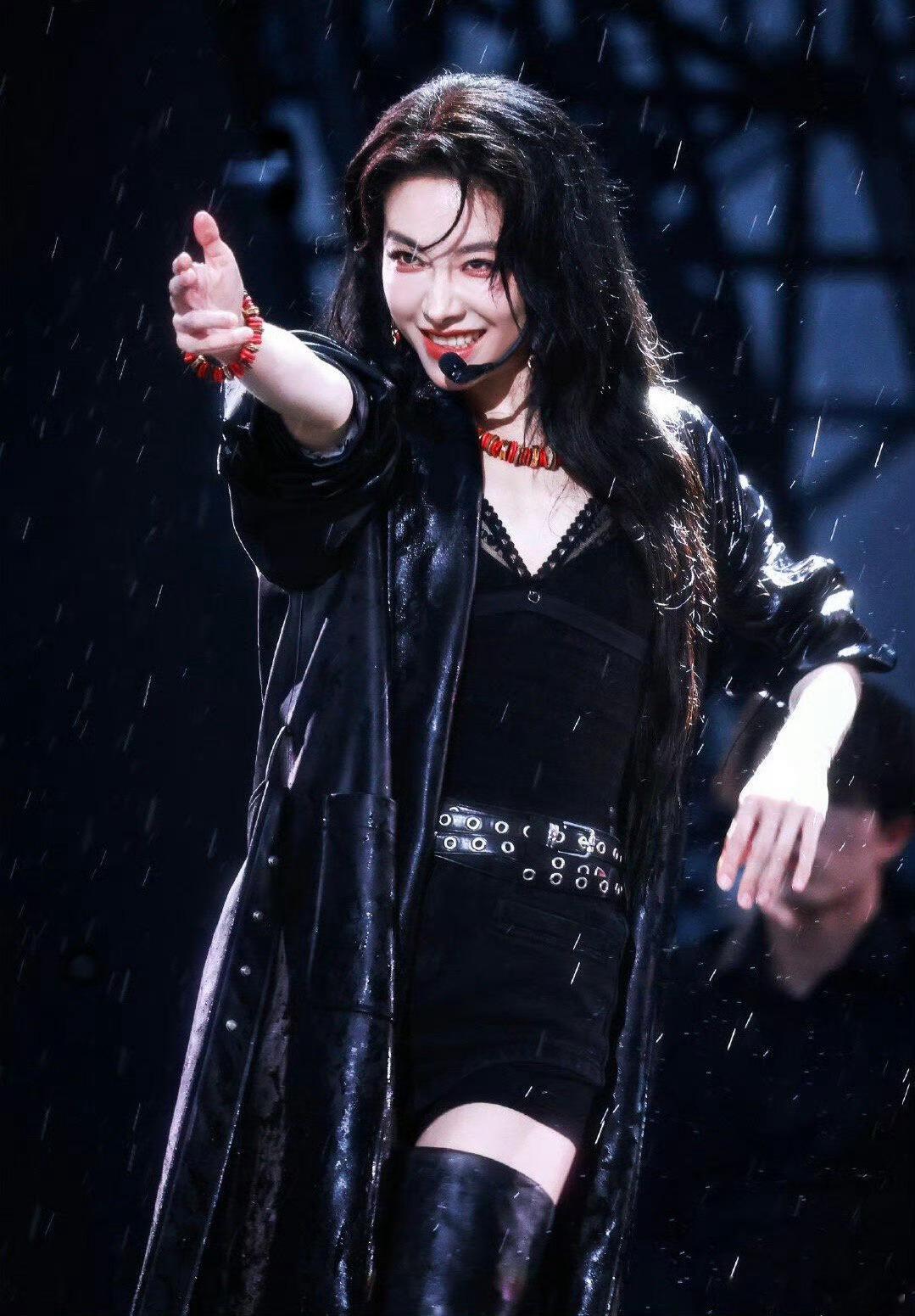 喻言往空气里加了什么是让人上头的舞台魅力！皮装飒气、黑裙惊艳，《别让爱凋落》和声