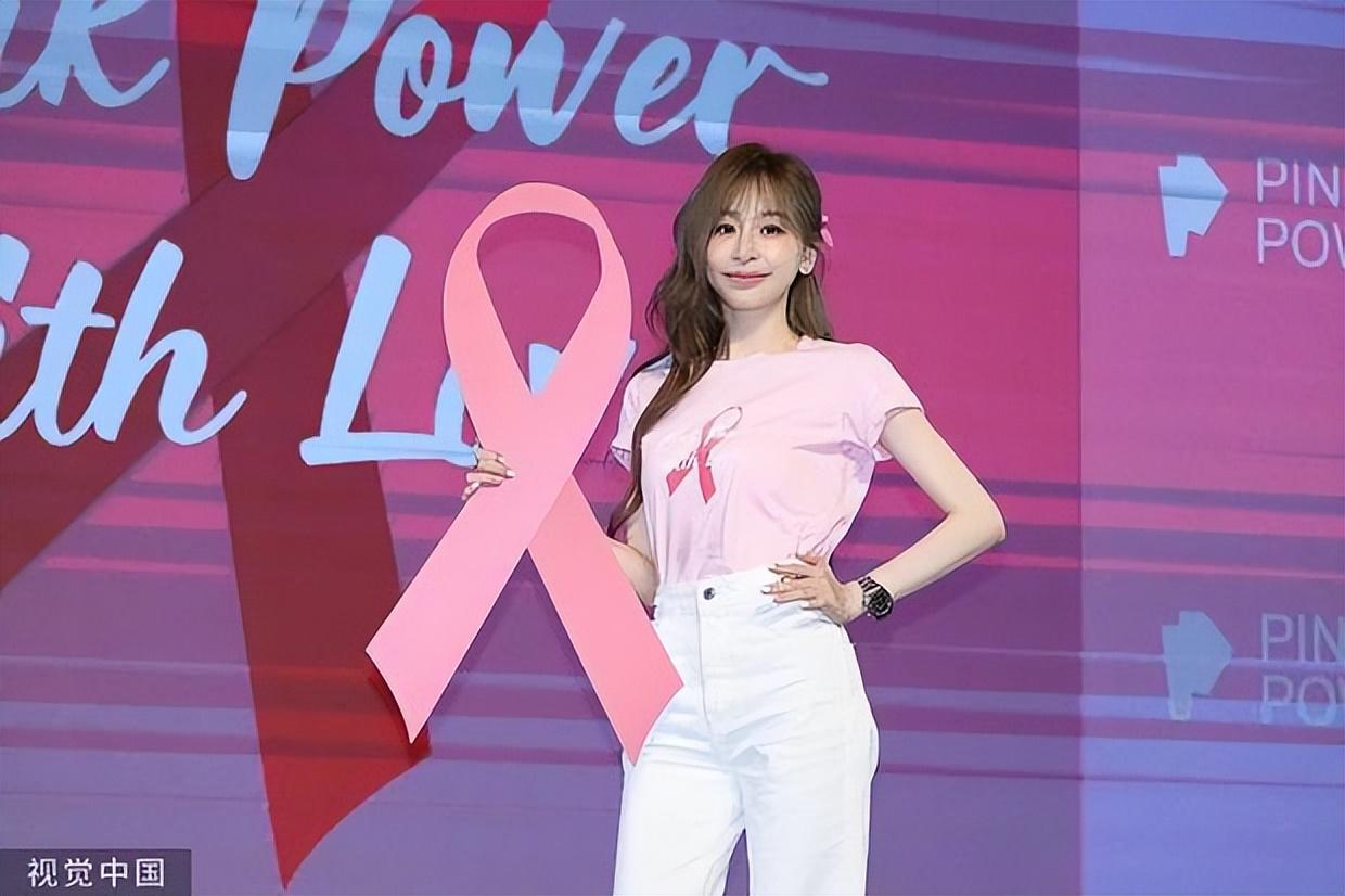 王心凌出席公益活动笑容甜美 穿粉嫩T恤少女感满满
搜狐娱乐讯 近日，王心凌出席“