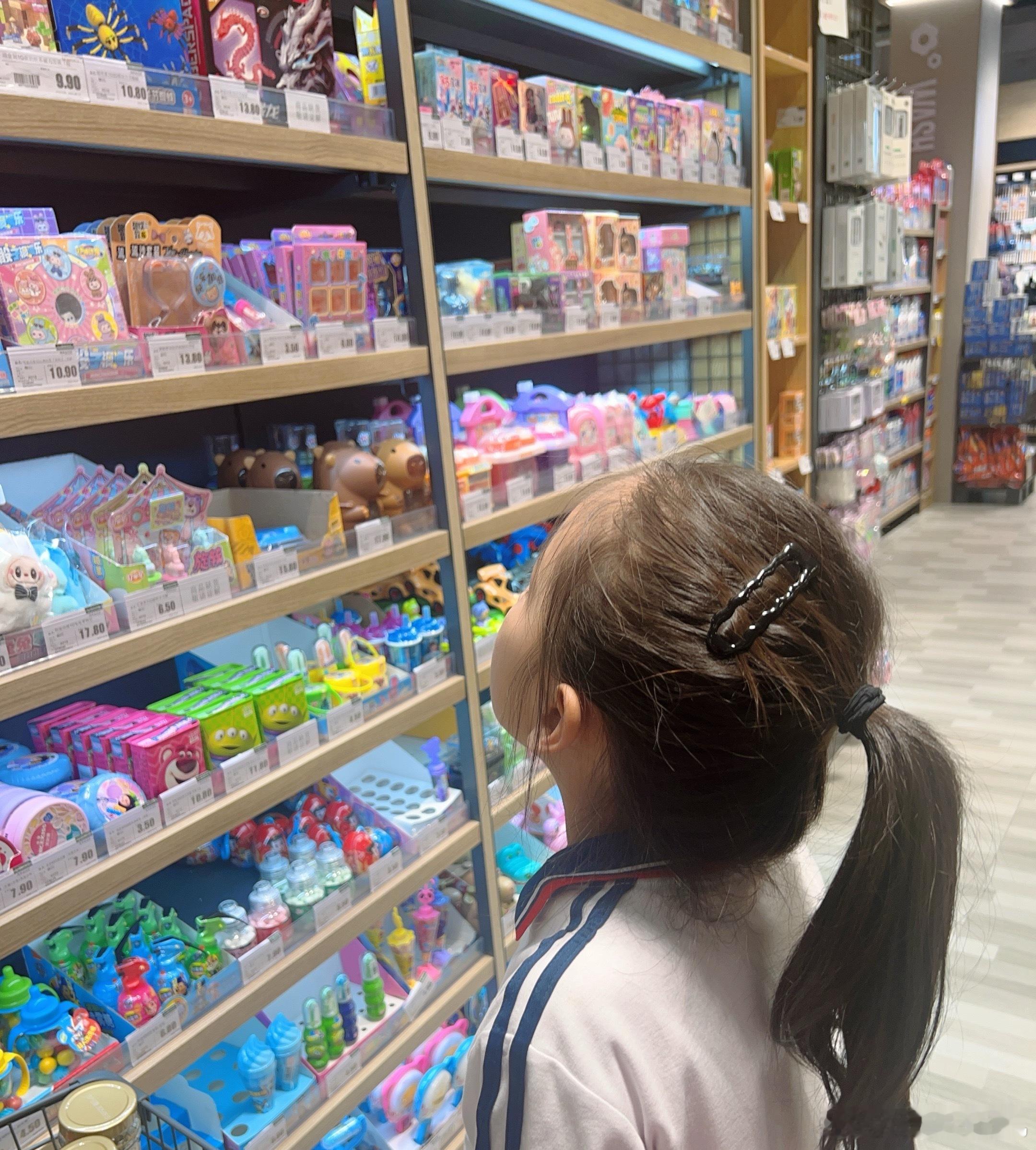 粑粑加班，妈妈开会，孩子只能约同学在家里玩刚才米米下楼玩了估计～小小米成长记录