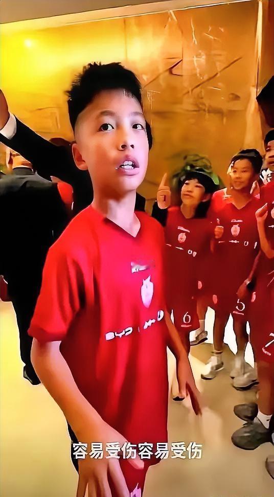 12岁的中国足球小将孟新艺，赛后采访之中，婉拒了记者让他现场来个空翻的要求，现场