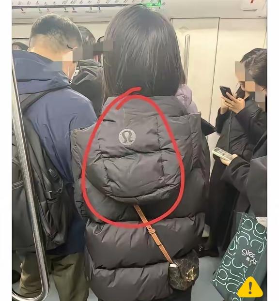 家人们谁懂啊
早高峰地铁偶遇“神仙羽绒服”，跟了三站地愣是不敢问链接！关键的颜色