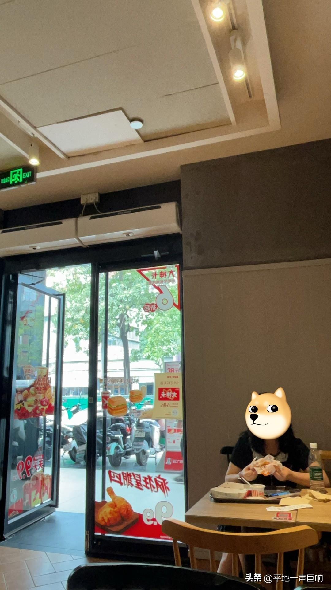 AI正以肉眼可见的速度冲击着普通打工人，大量重复性、标准化岗位被快速替代，职场压