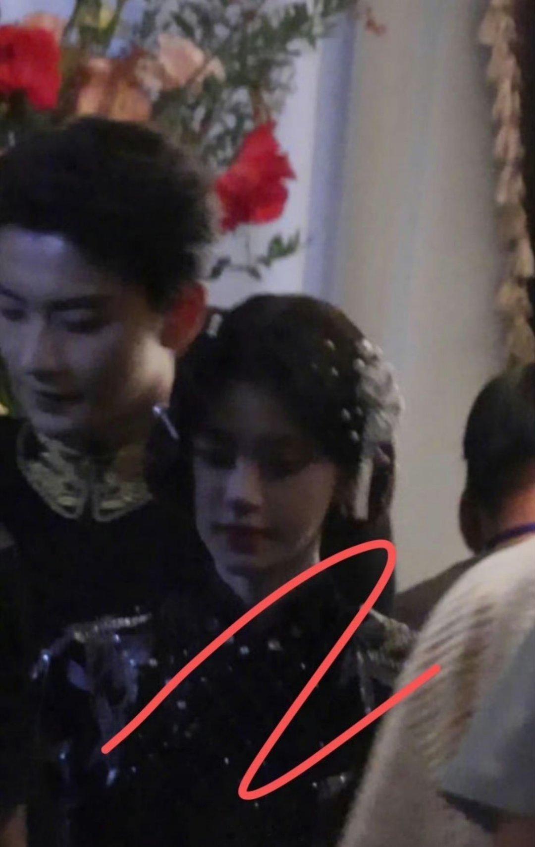 鞠婧祎跟陈鑫海的《万花世界》同款图来啦，虽然是高糊的那种，但也能看出这两位的侧脸