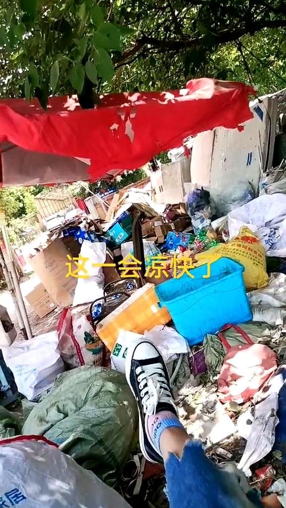 自从干了收废品，我是啥也不想干了，一天到晚往这一坐。

别讲挣钱不挣钱，都有人喊