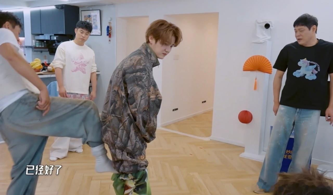 邓超居然用脚给鹿晗穿裤子哈哈哈哈哈 谁也没想到邓超会用脚给鹿晗穿裤子，这操作确实