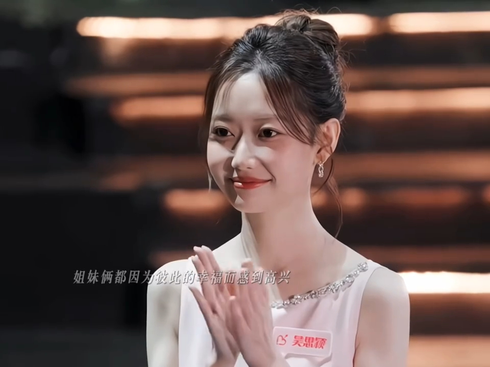 恋综双胞胎哭也举个话筒恋综双胞胎感情太好哭了谁懂这份双向的牵挂😂双胞胎互相视对