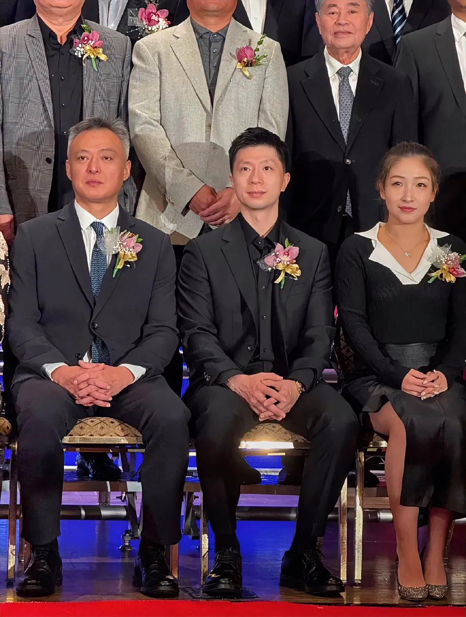 不得不说，这仨人的颜值在乒乓球队里分列教练员、男队员、女队员里的头一名，秦志戬指