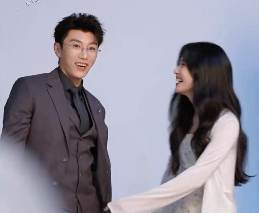 玉盘轸羞值万钱卢昱晓片场模仿代旭推眼镜卢昱晓代旭轧戏双人花絮