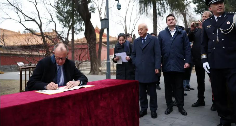 2月27日，德国总理默茨已经结束了他的访华之旅。在离开中国前，他撂下一句话，让大