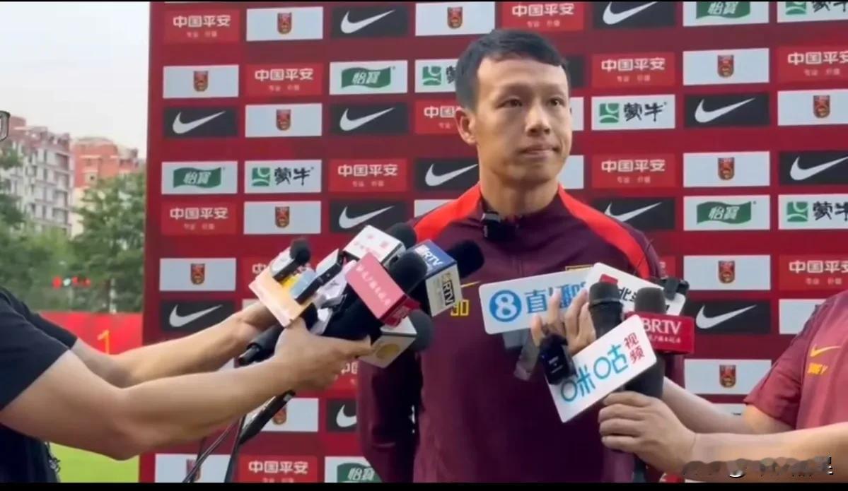 天意大意！
中泰之战前夕，高天意作为国足代表接受媒体采访，表态将全力以赴打好比赛