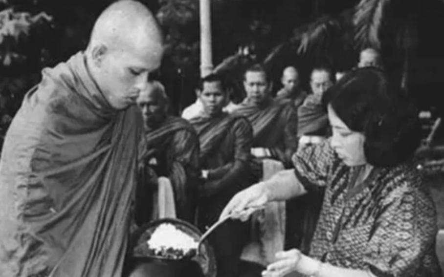 泰王剃光头那会，颂妃亲自给他盛饭。颂妃对他挺好的，贤妻良母一个。不过身为王者的泰