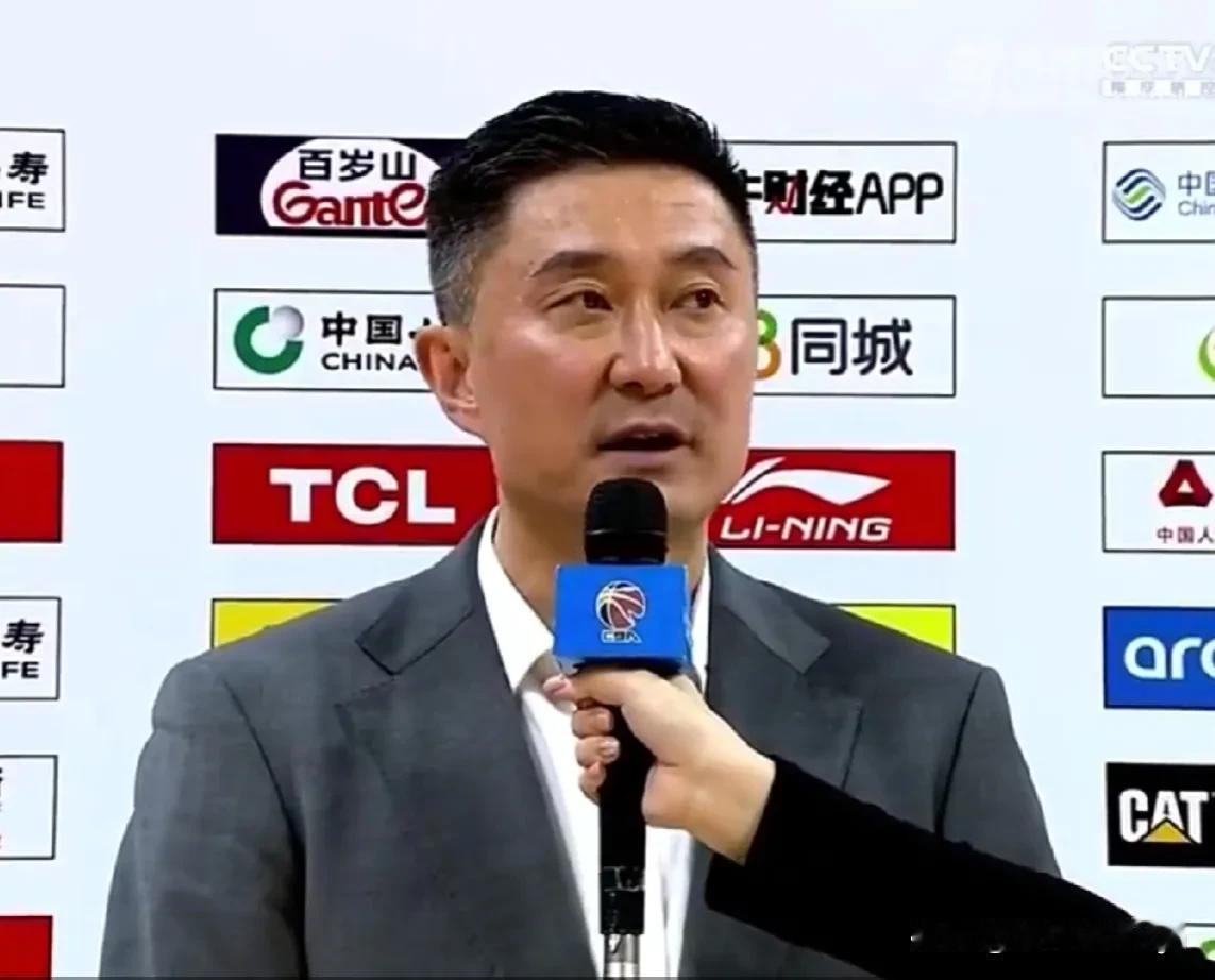 对管理层选人不满？杜锋指导直言赵戌宏四支队都不要。

广东男篮110：114不敌