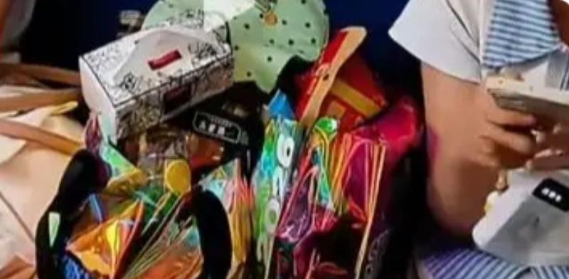 8月18日，媒体报道两名女孩买三张火车硬座票，无座女乘客想坐协商无果，找列车员调