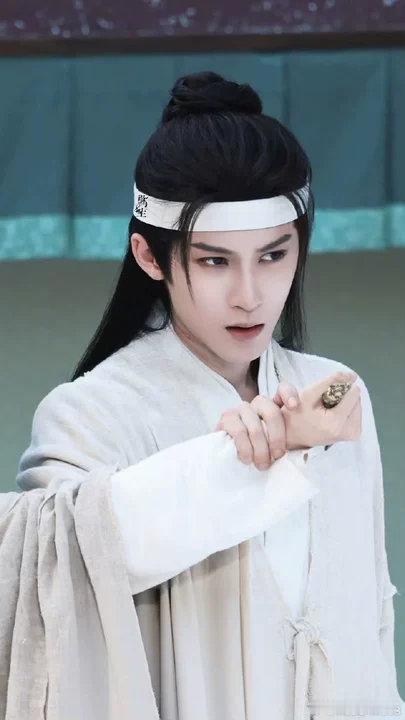 檀健次对着空气演戏檀健次超强信念感檀健次骑马戏居然补了一段对着空气演的，演员的超