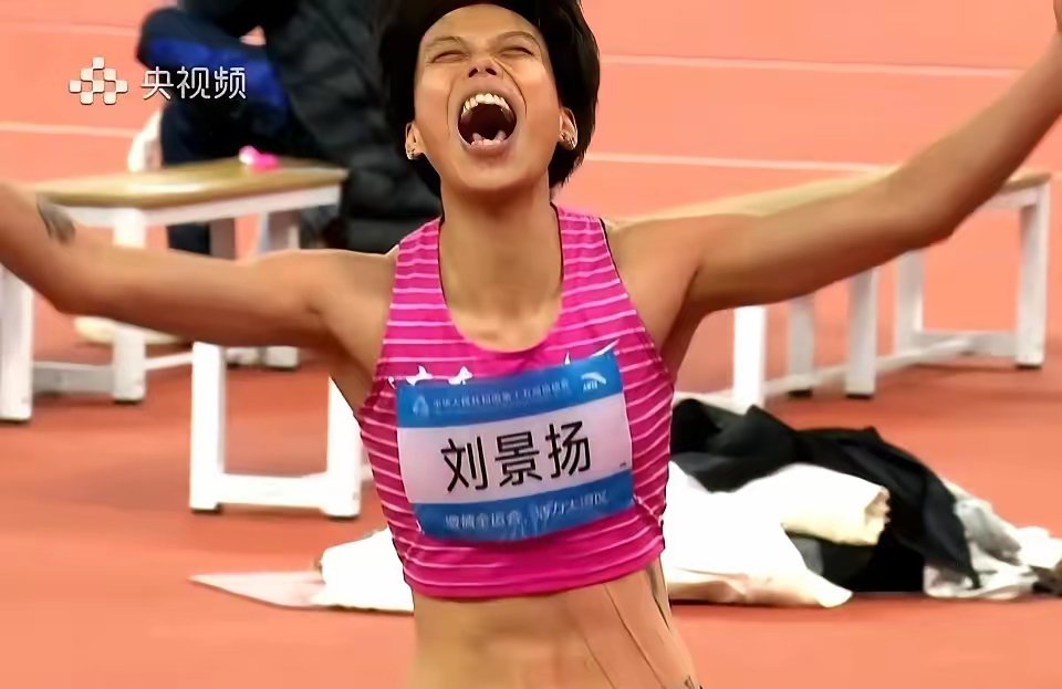 这下瞒不住了，刘景扬是彻底出名了，不仅广东，全国都知道了，她居然才是真的“女飞人