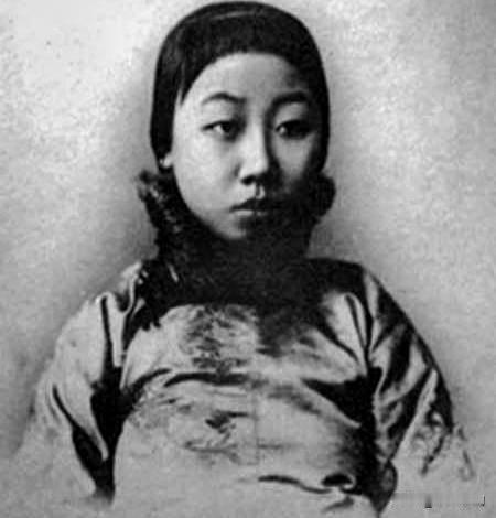 赛金花原名赵彩云，安徽人，活跃于清末至民国。
她曾随状元洪钧出使多国，通晓外语。
