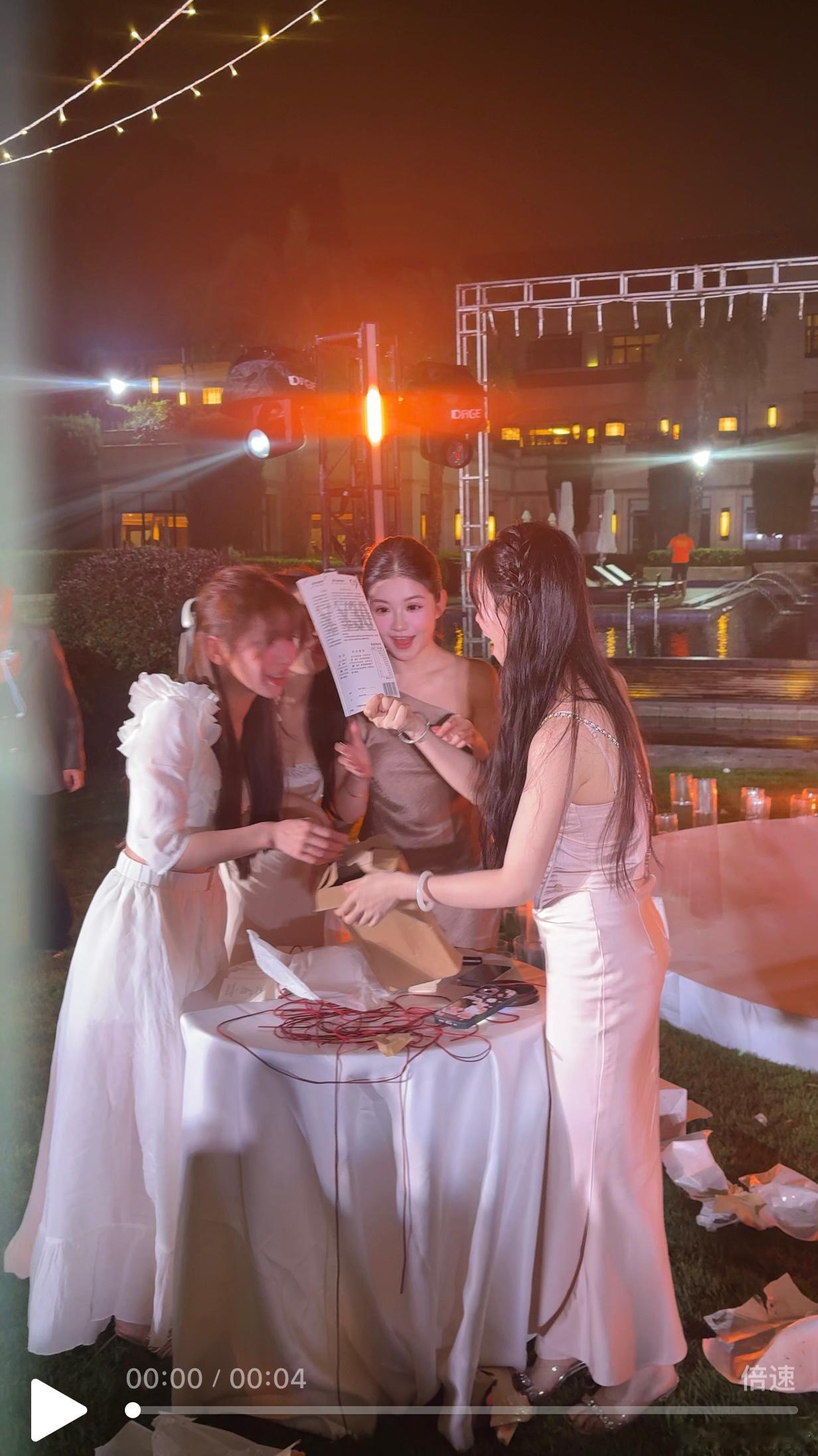 参加朋友婚礼 社恐➕i人属性上来了🫣然后抽奖刮刮乐中了50块钱（表情如图二）沾