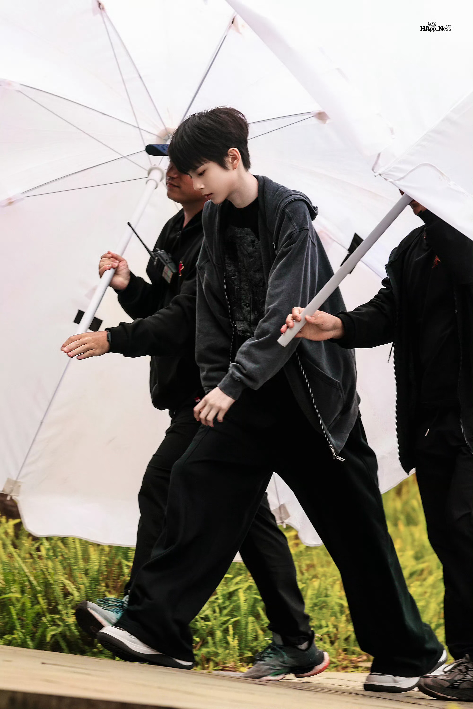 陈思罕顺毛路透 陈思罕今日份出妆路透一身酷黑的顺毛小狗陈颂好好rua的样子