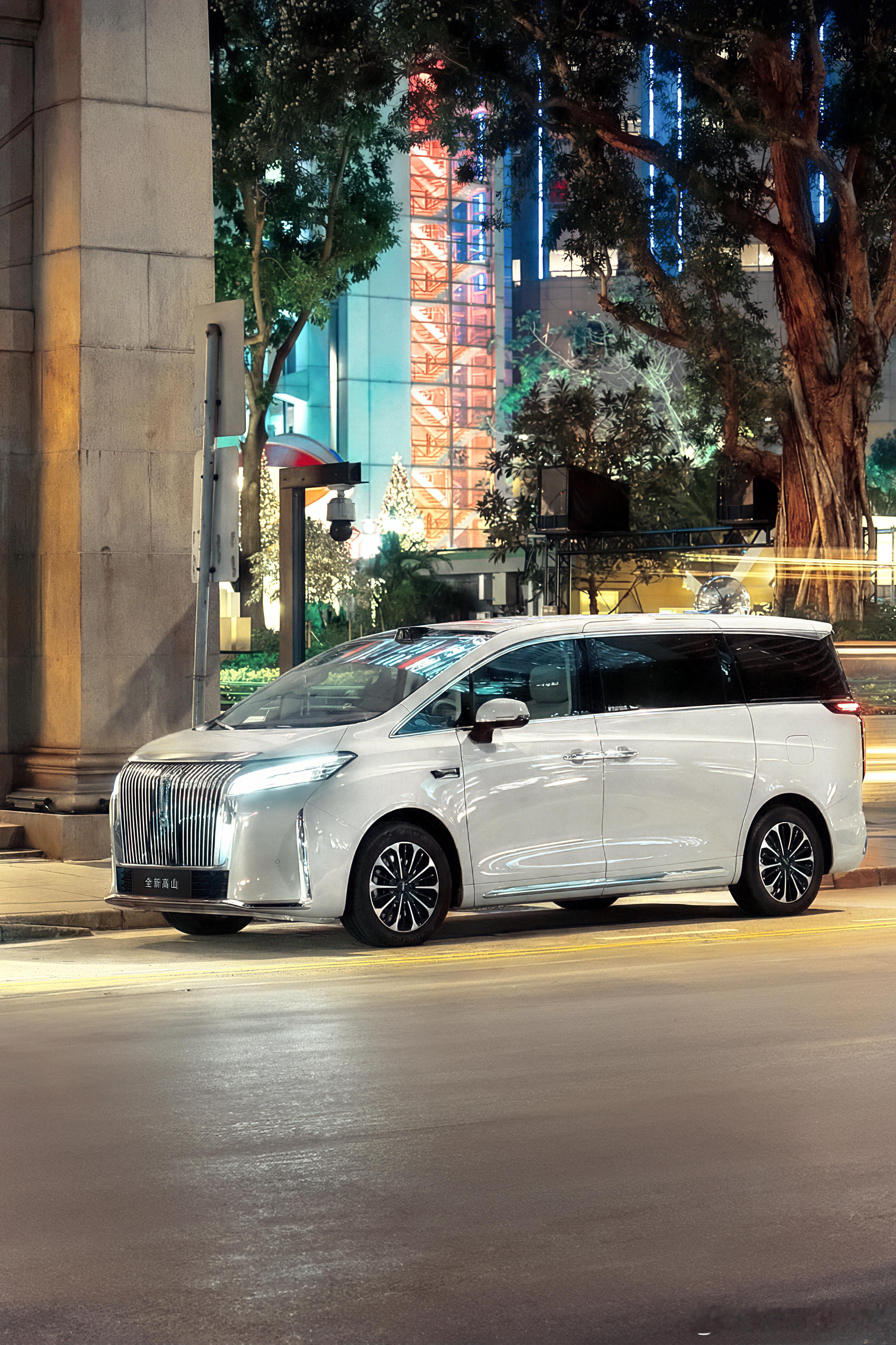 东方气韵与港式风情，在此定格，全国MPV销量冠军，在香江畔与世界相逢。让中国MP