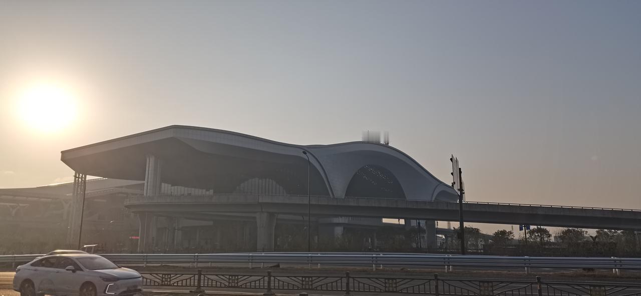 高铁台州站建在太阳城旁，合理吗？