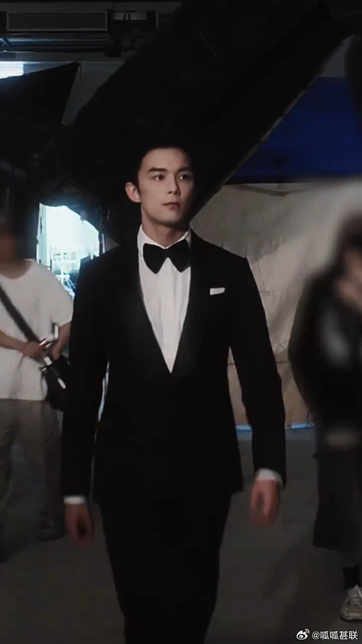 吴磊深V黑西装live 黑西装搭配深V设计，在吴磊身上呈现出别样效果，live抓