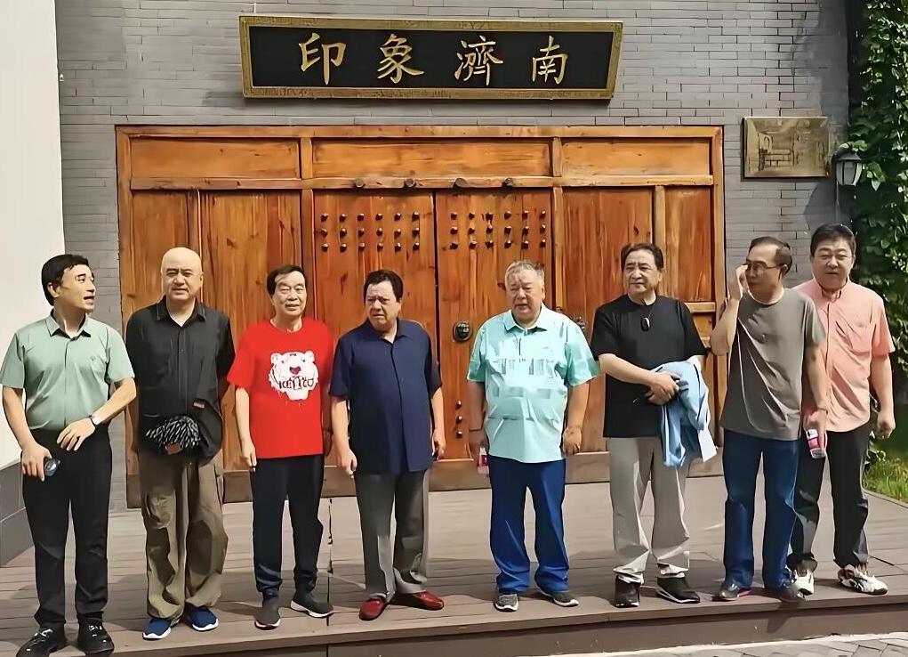 这8位都是著名的相声演员，能认出三个是相声影迷，如果能认出6个的那绝对是超级影迷