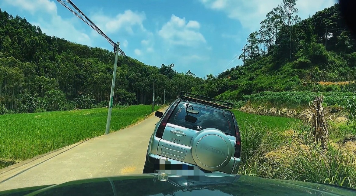 8月9日，网友反映：玉林葵山道路suv掉路沟好心人帮救援。 玉林