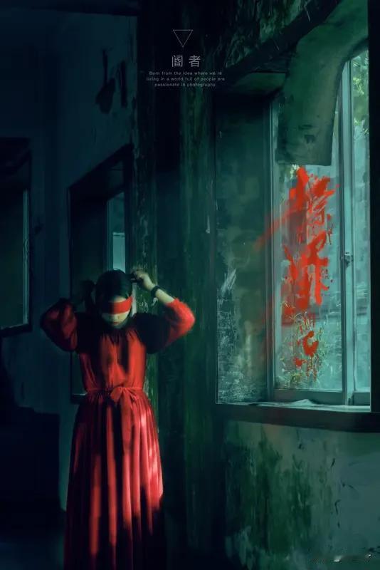 缚魂引·暗结千千扣（仿词牌）

月蚀西楼角，暗尘浮玉盘。
铜环久叩，亮如月。
深