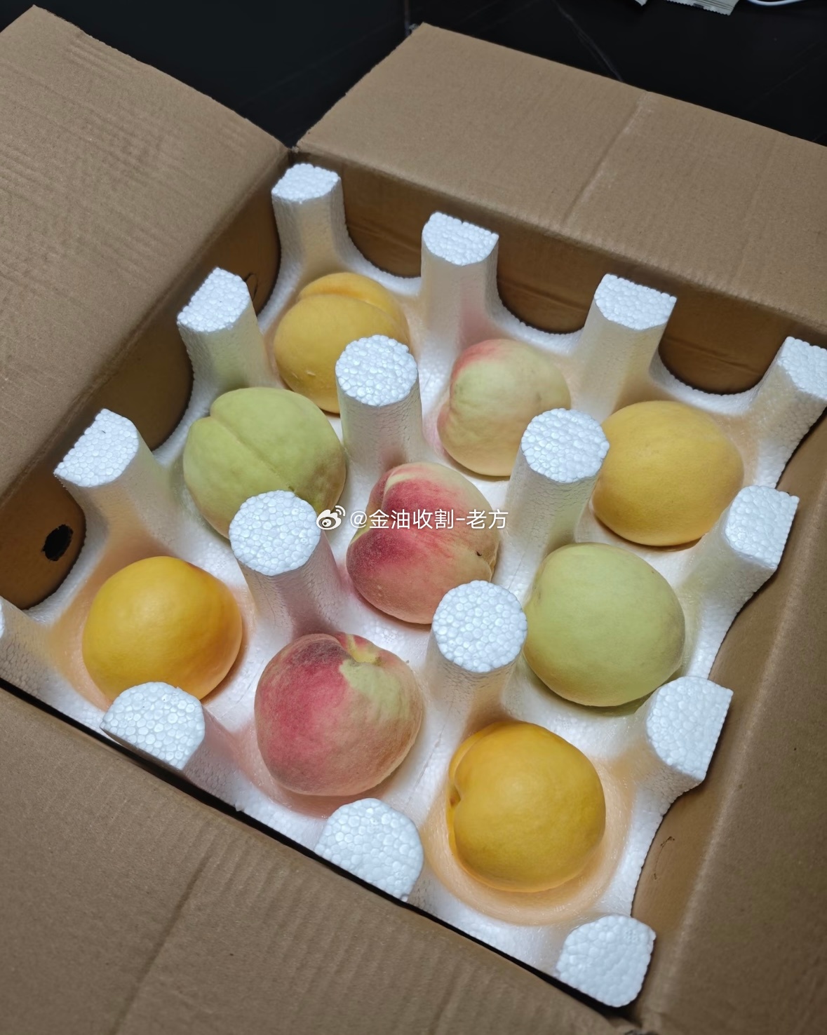 感谢实盘赵女士邮寄过来的五箱桃子，全都是她自家果园种的，每一个都是她亲手挑选