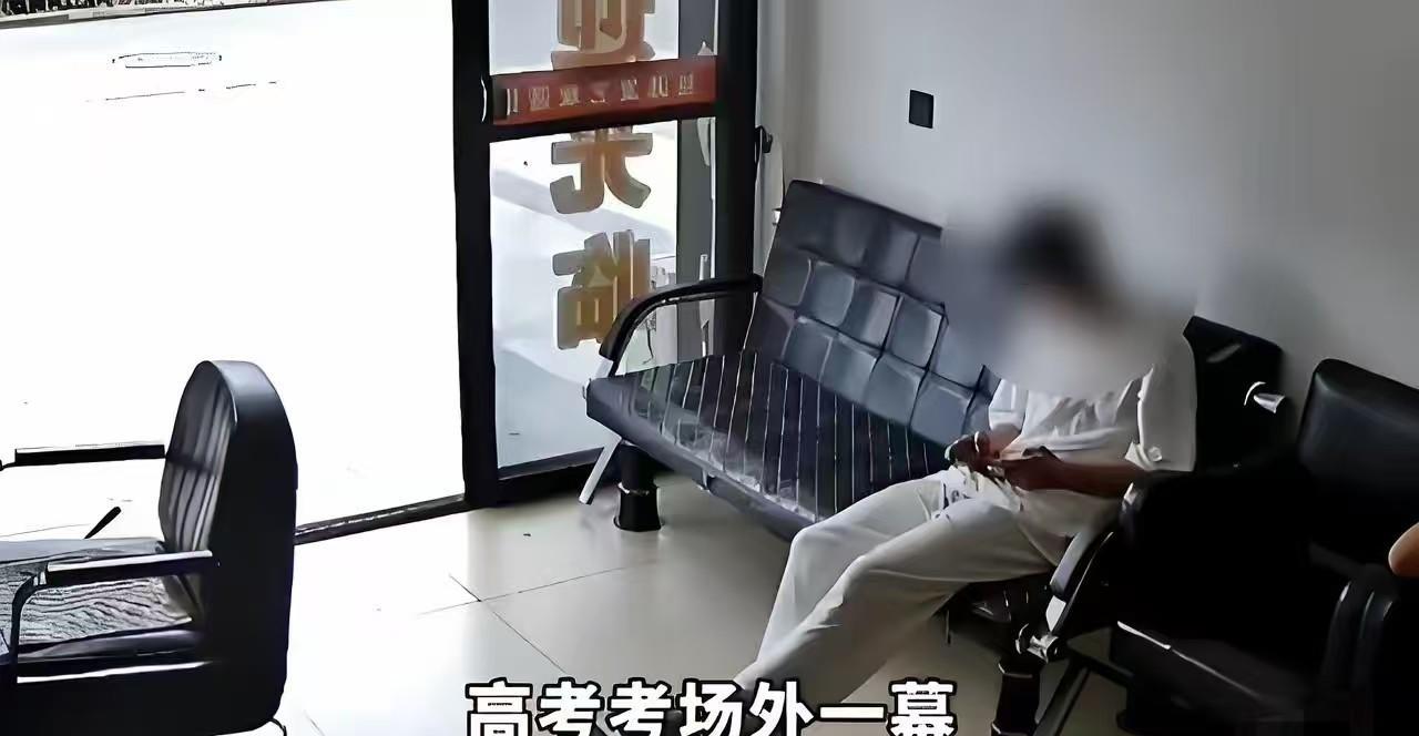 泪目了，湖北，一男生独自骑车赶考，考完试后，中午没有饭吃，也没地方去，他鼓起勇气