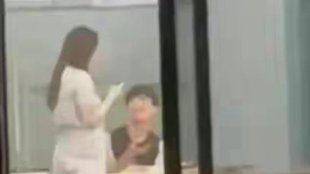 四川传媒学院教室门事件：4月25日晚，两名同学在教室做出不当行为，被对面女生宿舍